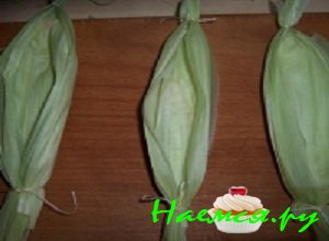 Аккуратно сформировать &laquo;каноэ&raquo; из кукурузных листьев