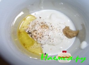 Для приготовления заправки для лодочек необходимо смешать вместе сметану, крепкую горчицу, поваренную соль и запеченный чеснок