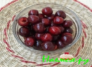 Приготовить маринад для черешни. Для этого нужно выжать сок одного сладкого апельсина, добавить винного и бальзамического уксуса, перемешать