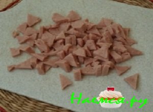 Ветчину нарезать аккуратными треугольничками одинакового размера