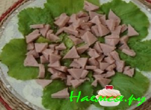 На плоскую тарелочку выложить мытые листья зеленого салата