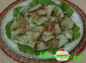 На ветчину выложить огуречные ленты, полить их маринадом