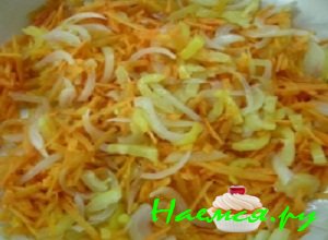 Перец промыть, вырезать сердцевину и покрошить его мелкой соломкой