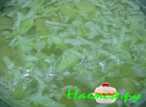 Картофельные клубни почистить, вымыть и нарезать их аккуратными кубиками