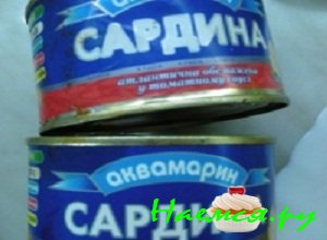 Открыть рыбные консервы, удалить лавровый лист, находящийся в них, и аккуратно высыпать их в борщ на скорую руку с рыбными консервами