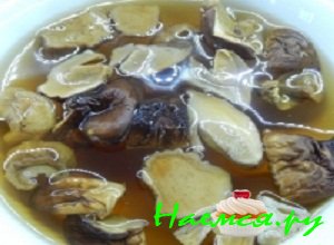 Если вы используете маринованные грибочки, то их следует промыть от маринада. Замороженные грибы предварительно разморозить, а сушеные хорошенечко вымочить в воде (желательно оставить их на ночь в воде).