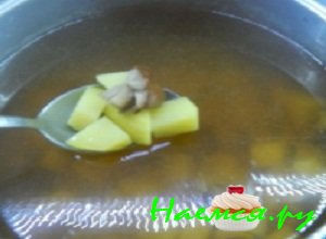 Подготовленные грибочки отварить до готовности в кастрюльке с подсоленной водой