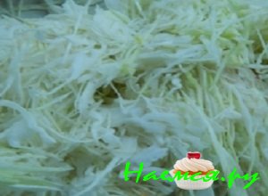 Белокочанную капусту очистить от порченных листьев, промыть и тоненько нашинковать соломкой