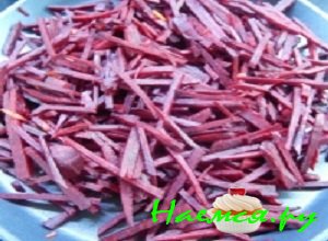 Свеклу очистить промыть, мелко нарезать соломкой и поставить ее тушить на слабом огне