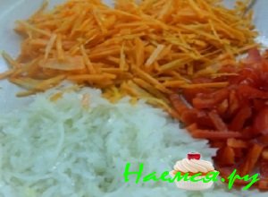 Репчатый лучок очистить от шелухи, хорошо промыть и мелко порубить соломкой с помощью кухонного ножа