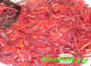 Помидоры промыть, ошпарить кипятком и удалить кожуру