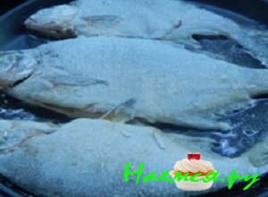 Свежую рыбу очистить от чешуи, распотрошить, промыть