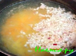 Клубни картофеля почистить, тщательно промыть под струей холодной проточной воды и нарезать его брусочками небольшого размера