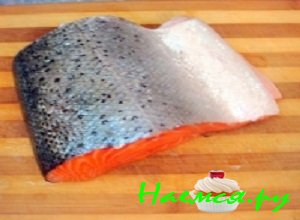 Кусок семги разморозить, хорошенечко его промыть под холодной проточной водой, снять с куска рыбы кожицу. Срезать филейную часть, а хребет отправить в кастрюлю с кипящей водой. Варить рыбную уху в течение получаса на медленном огне. По окончанию процесса варки приготовленный суп из красной рыбы посолить йодированной солью.