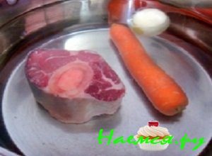 Лучок очистить от шелухи, тщательно промыть под струей холодной проточной воды. Морковку очистить и промыть