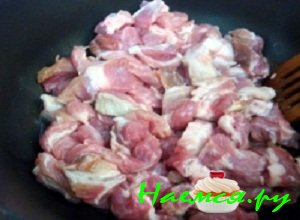 Свиную мякоть промыть под струей прохладной воды и нарезать ее небольшими кубиками