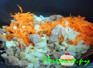 Оставшуюся морковку и луковицу почистить, промыть. Лук мелко нашинковать кубиками, а морковку пропустить через терку мелкого размера