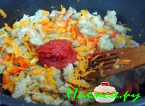 Сладкий болгарский перчик помыть, промокнуть полотенцем, вырезать сердцевину и порезать средними кубиками