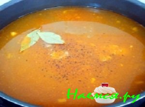 Готовую зажарку выложить в кастрюльку с мясным бульоном