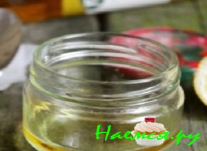 Вылить соус в небольшую баночку, закрыть ее крышкой и интенсивно взболтать содержащуюся в ней смесь.