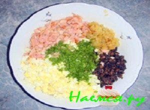 Куриный яйца сварить вкрутую, залить их холодной водой и очистить от скорлупы