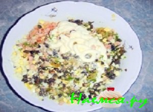 Все подготовленные ранее ингредиенты для салата выложить в салатную миску и хорошенечко перемешать, добавить йодированной соли и ароматного молотого перчика