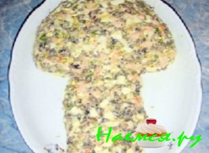 Аккуратно выложить приготовленный салат &laquo;Грибочек&raquo; на плоскую тарелку в форме гриба