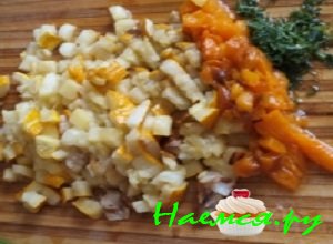 Перчик хорошенечко промыть, промокнуть сухим полотенцем. Смазать оставшийся кабачок и болгарский перчик оливковым маслицем. Головку чесночка сполоснуть под стр