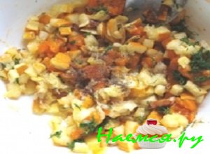 Измельченые овощи немного посолить, добавить к ним молотого перчика, хорошенечко перемешать