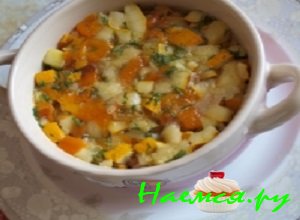 Можно подавать к столу готовый салат из кабачков, предварительно посыпав его тертым сыром.