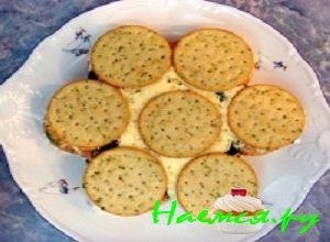 Выложить сверху слой соленого печенья