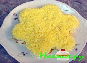 Обильно пропитать верхний слой салата майонезом