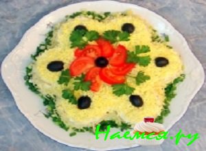 Убрать готовый торт-салат с солеными крекерами в холодильник