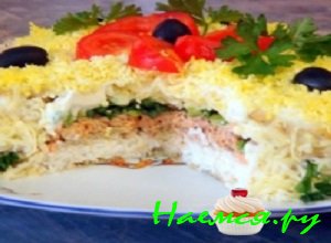 Перед подачей оригинально украсить торт-салат 