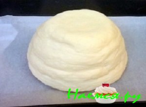 Обернуть круглую миску (огнеупорную) готовым тестом. Смазать тесто взбитым яйцом и поставить его выпекать в прогретую духовую печь на 25 минут