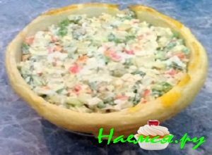 Приготовить салат начинку. Для этого следует отварить куриные яйца до готовности, охладить их и очистить от скорлупы. Мелко покрошить вареные яйца. Крабовые палочки разрезать на четвертинки и покрошить их. Огурчик вымыть проточной водой, промокнуть полотенцем. Порезать свежий огурчик аккуратными кубиками. Высыпать все измельченные ингредиенты в неглубокую миску, добавить банку кукурузы и заправить салатик майонезом. Выложить готовый салат в горшочек из теста.