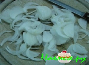 Репчатый лучок промыть и нарезать его тоненькими полукольцами