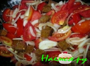 Салат с помидорами и ржаным хлебом