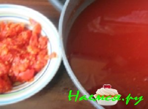 Немного остывшие помидоры тщательно протереть через мелкое ситечко
