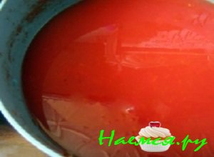 Поставить кастрюлю с содержимым на средний огонь и нагреть сок до температуры равной 98 градусов