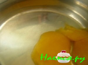 В кастрюльку налить отмеренное количество воды из-под крана и добавить туда же стакан цветочного меда. Нагреть жидкость до полного растворения цветочного меда.