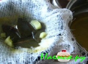 После чего тщательно процедить медовый напиток &laquo;Сбивень&raquo; через мелкое ситечко или марлю