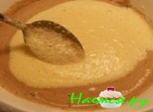 В кастрюльку с манной крупой добавить пищевую соду и порошок какао. Тщательно перемешать содержимое и добавить к нему яично-масленую массу, влить растительное маслице