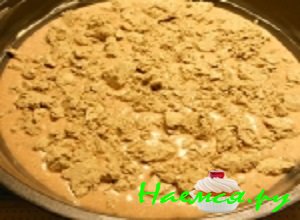 Форму для выпекания орошенечко промазать сливочным маслицем и вылить в нее половинку приготовленного теста, 