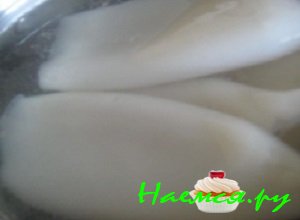 Тушки кальмара почистить, хорошенько промыть под струей проточной холодной воды