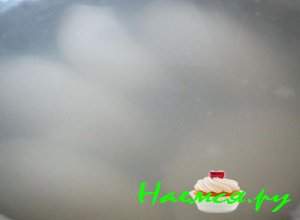 Довести воду до кипения, после чего посолить содержимое кастрюльки