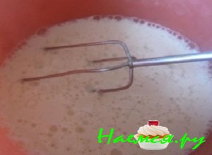 Влить в яичную смесь пиво, хорошенечко перемешать содержимое миски