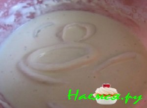 Понемногу насыпать пшеничную муку