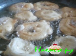 выложить на сковороду