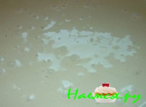 Вбить по одному яйцу интенсивно помешивая смесь